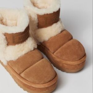 UGG Classic Chillapeak Platform Boots